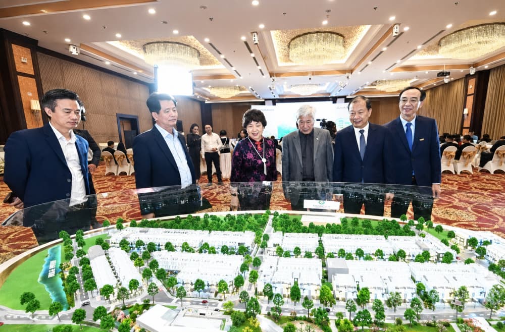 Các đại biểu tham quan mô hình dự án tại triển lãm Dự án đáng sống 2024