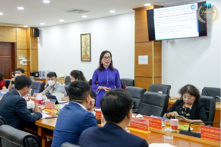 PGS.TS Nguyễn Thị Mỹ Linh, Phụ trách Khoa Tài chính – Ngân hàng trình bày tham luận “Chính sách Thuế thúc đẩy phát triển thị trường bất động sản Việt Nam”