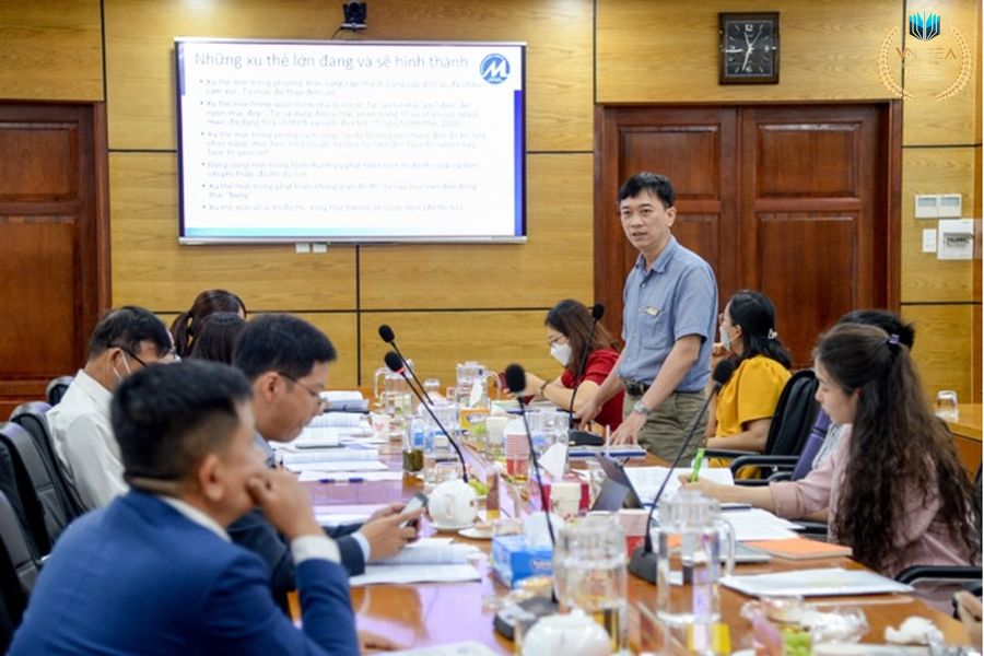 PGS.TS Nguyễn Minh Ngọc, Phó trưởng khoa TĐG-KDBĐS trình bày tham luận “Xu hướng sử dụng và phát triển đất đai vùng hồ tại Việt Nam - Nhìn từ kinh nghiệm thế giới”