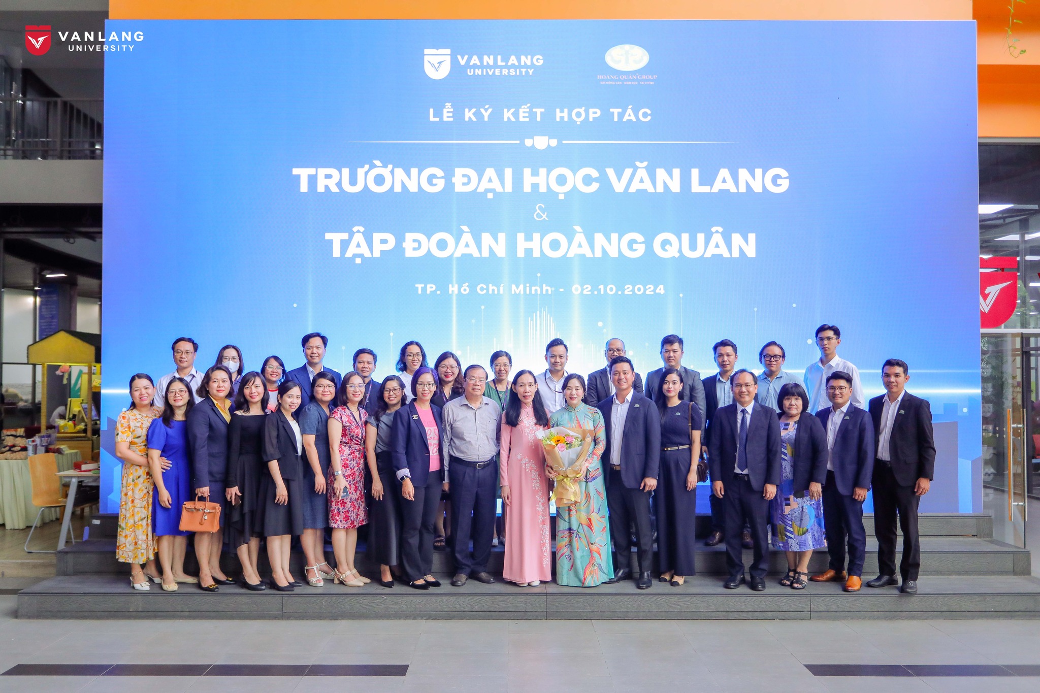 Đại diện Trường Đại Học Văn Lang và Hoàng Quân Group chụp ảnh lưu niệm tại lễ ký kết hợp tác